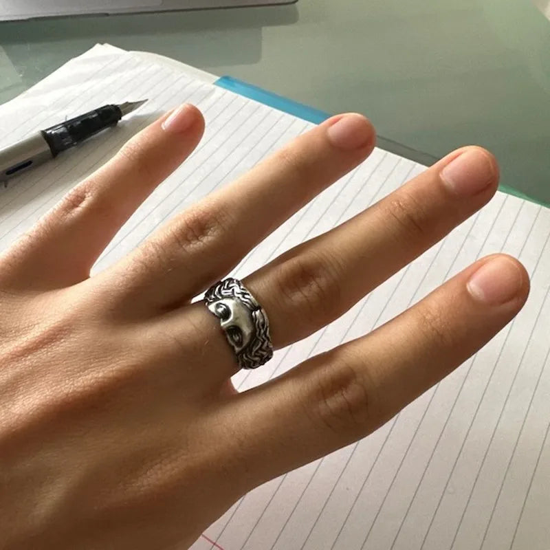 Anillo Rebel Face – Actitud en Cada Dedo”Rebel Face Ring – Attitude on Your Finger”