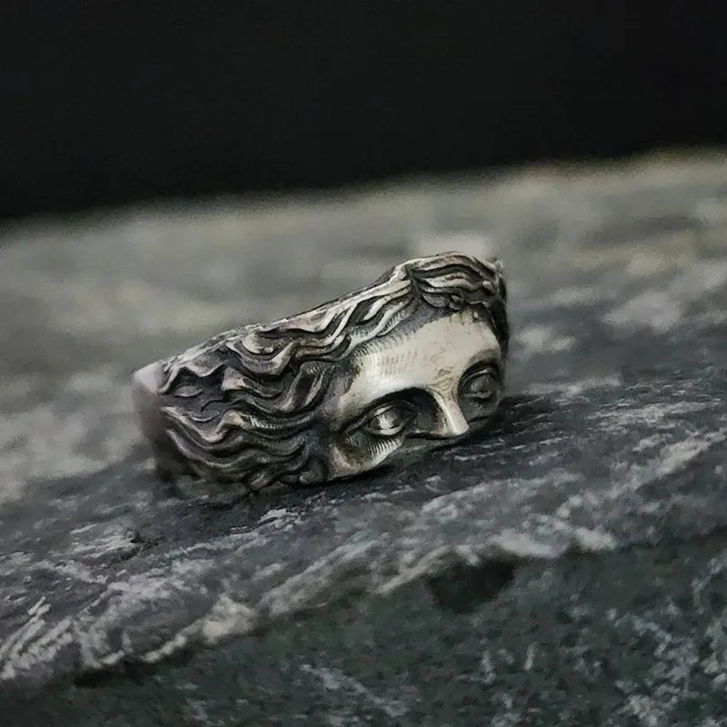 Anillo Rebel Face – Actitud en Cada Dedo”Rebel Face Ring – Attitude on Your Finger”