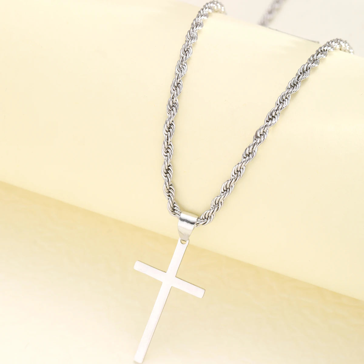 Cadena Dorada con Dije de Cruz – Elegancia y FeGold Chain with Cross Pendant – Elegance and Faith