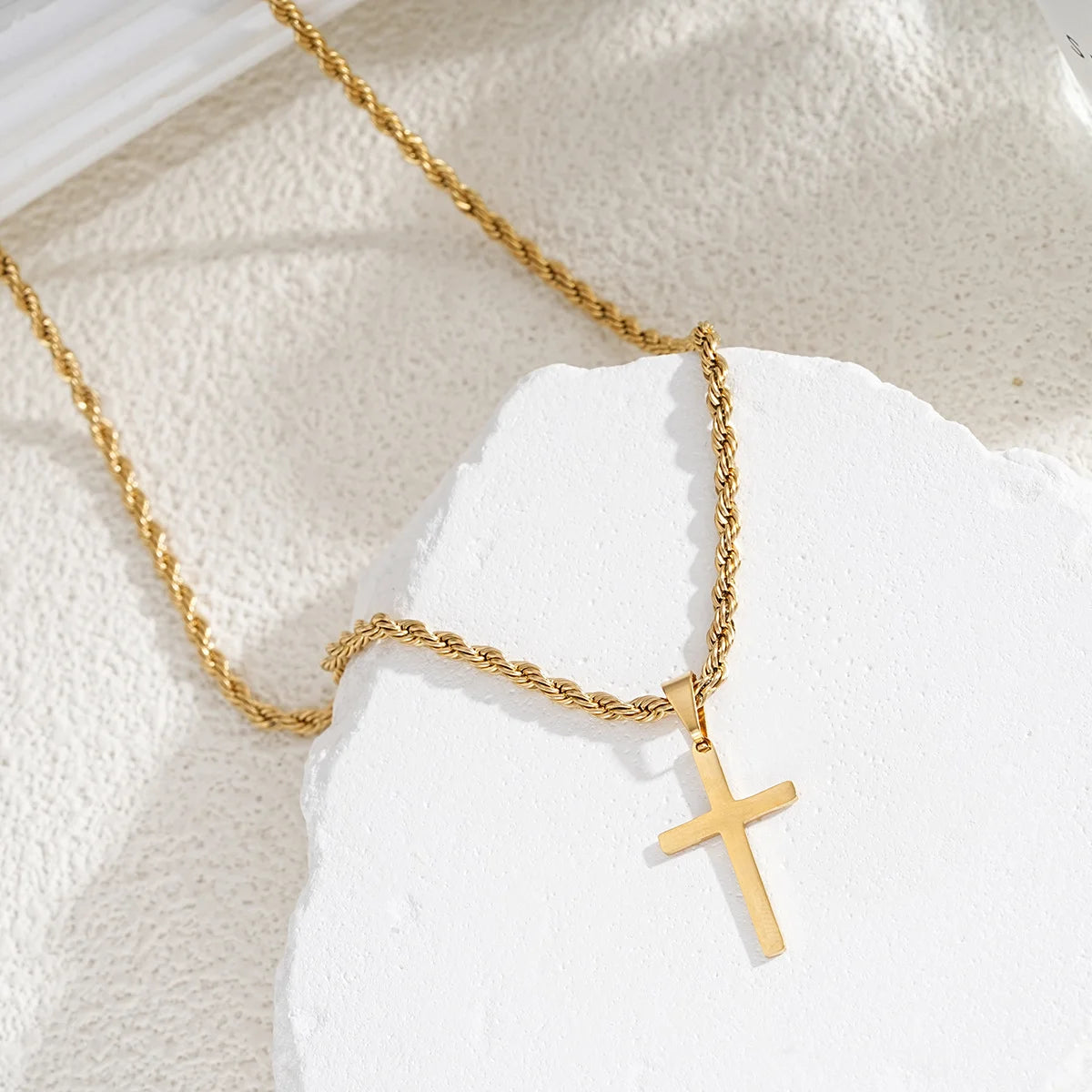 Cadena Dorada con Dije de Cruz – Elegancia y FeGold Chain with Cross Pendant – Elegance and Faith