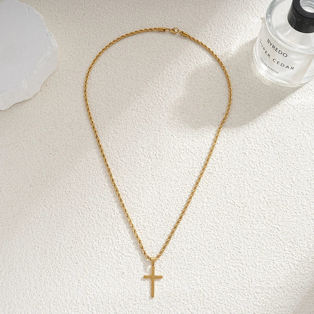 Cadena Dorada con Dije de Cruz – Elegancia y FeGold Chain with Cross Pendant – Elegance and Faith