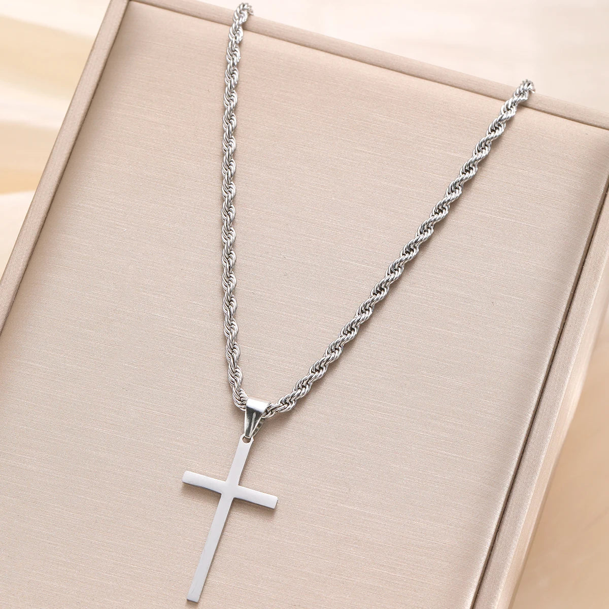 Cadena Dorada con Dije de Cruz – Elegancia y FeGold Chain with Cross Pendant – Elegance and Faith